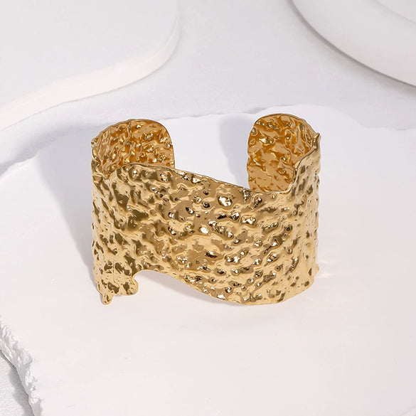 Wholesale Simple Geometric Hammered 18K Gold Electroplated Nonfading Stainless Steel Open Bracelet