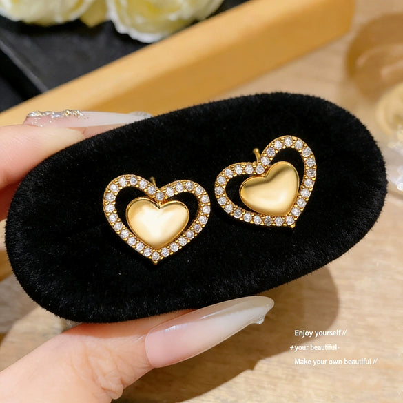 Wholesale Simple Modern Style 18K Goldplated Copper Heartshaped Stud Earrings Inlaid With Zircon For Women