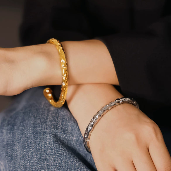 Wholesale Simple Retro Irregular Hammered Titanium Steel Bracelet With 18K Gold Plated Electroplating