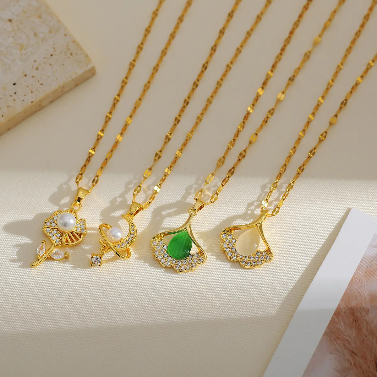 Wholesale Simple Style Classic Style Ginkgo Leaf Copper Plating 18K Gold Plated Pendant Necklace