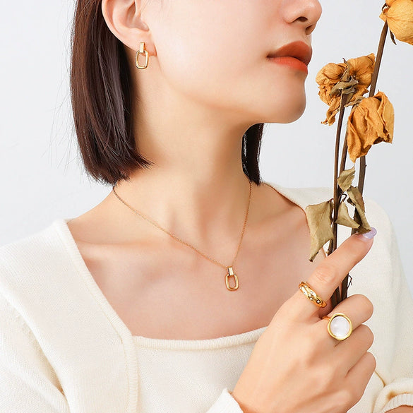 Wholesale Simple Temperament Oval Pendant Necklace And Earrings Jewelry Set In Stainless Steel With Gold Plated Treatment For Women