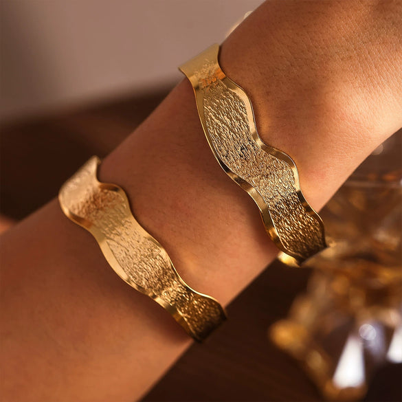Wholesale Simple Wavy Edge Texture Open Bracelet In Stainless Steel With 18K Real Gold Color Electroplated