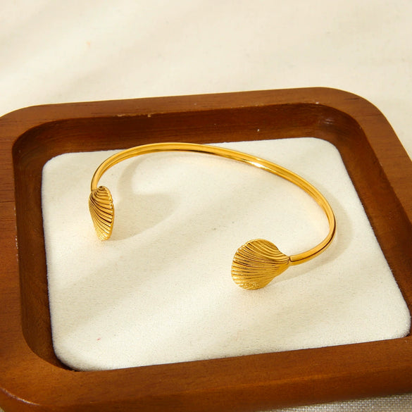 Wholesale Small Scallopshaped Open Stainless Steel 18K Gold Plated Bracelet Oceanthemed Jewelry For Women