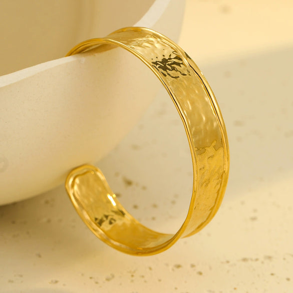 Wholesale Stainless Steel And 18K Electroplated Women's Fashion Widefaced Texture Bracelet Jewelry