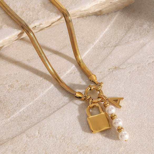 Wholesale Stainless Steel And Pearl Letter Pendant Necklace With Electroplating French Retro Style