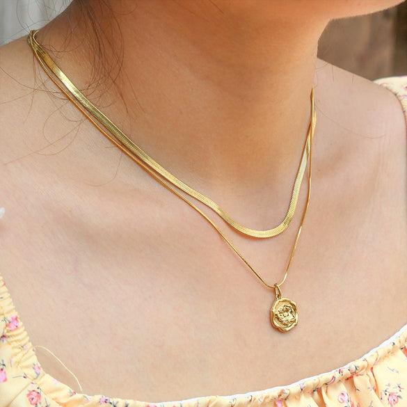 Wholesale Stainless Steel And Titanium Steel Blade Chain Double Layer Stacked Rose Short Necklace For Women With Gold Plated Electroplating