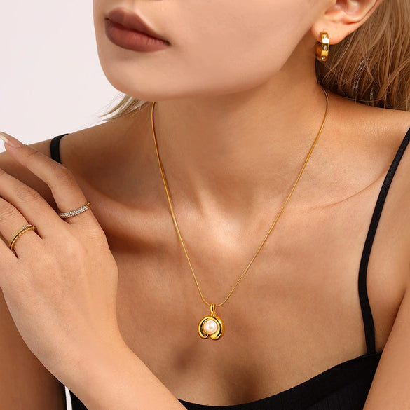 Wholesale Stainless Steel C Shaped Freshwater Pearl Necklace With 18K Gold Plated Electroplating For Women In Light Luxury And Geometric Style