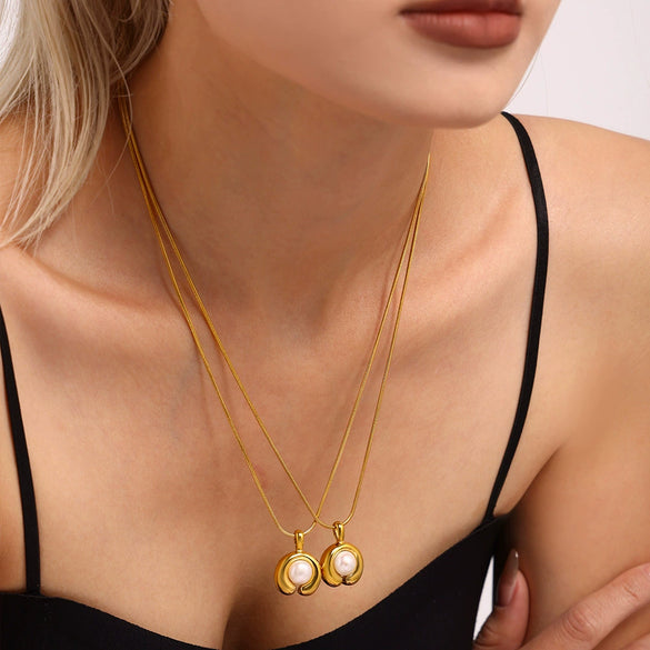 Wholesale Stainless Steel C Shaped Freshwater Pearl Necklace With 18K Gold Plated Electroplating For Women In Light Luxury And Geometric Style