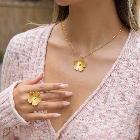 Wholesale Stainless Steel Electroplated 18K Gold Fivepetal Flower Necklace And Ring Set For Women