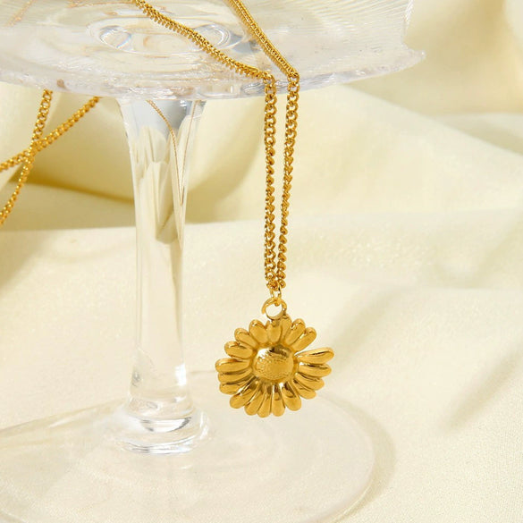 Wholesale Stainless Steel Flower Pattern Electroplated Pendant Necklace Unisex Jewelry