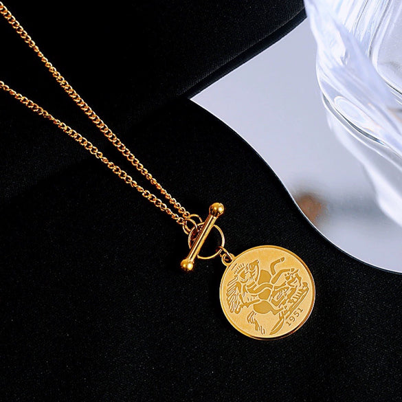 Wholesale Stainless Steel Geometric Light Luxury Electroplated Round Queen Head Portrait Pendant Necklace Jewelry Unisex