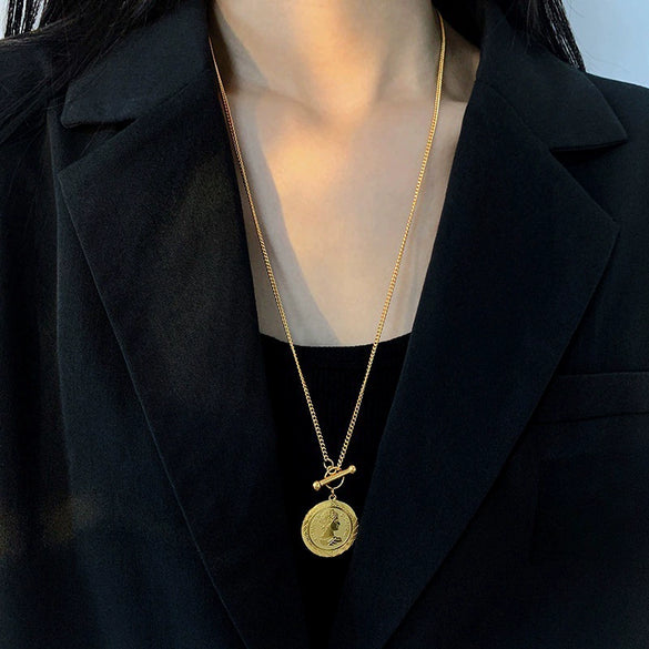 Wholesale Stainless Steel Geometric Light Luxury Electroplated Round Queen Head Portrait Pendant Necklace Jewelry Unisex