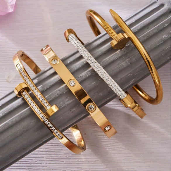 Wholesale Stainless Steel Goldplated Geometric Plum Blossom Stud Bracelet Light Luxury Hand Jewelry