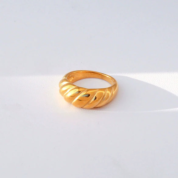 Wholesale Stainless Steel Heart Shaped Cast Electroplated Diamond Couple Rings Elegant Fashionable Retro And Versatile