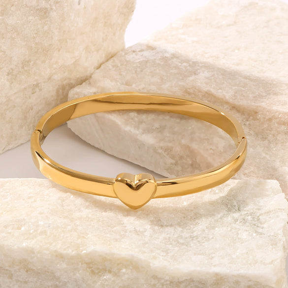 Wholesale Stainless Steel 18K Gold Plated Love Shaped Minimalist Three Dimensional All Match Bracelet With Vacuum Plating In 18K Furnace