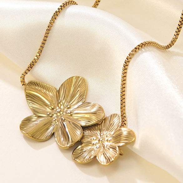 Wholesale Stainless Steel 18K Goldplated Fivepetal Flower Necklace For Women
