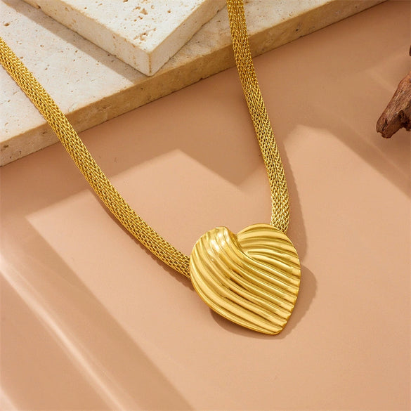 Wholesale Stainless Steel Pendant Necklace For Women Fashion Retro Gold Plated Heart Shape Striped Mesh Chain