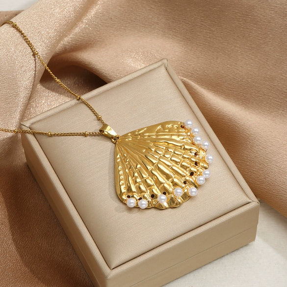 Wholesale Stainless Steel Retro Geometric Pearl Embellished Electroplated Necklace For Women