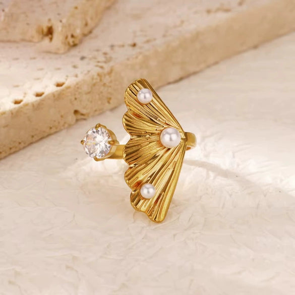 Wholesale Stainless Steel Ring For Women With Green Zircon Electroplated In Exaggerated Retro Style And Wave Pattern