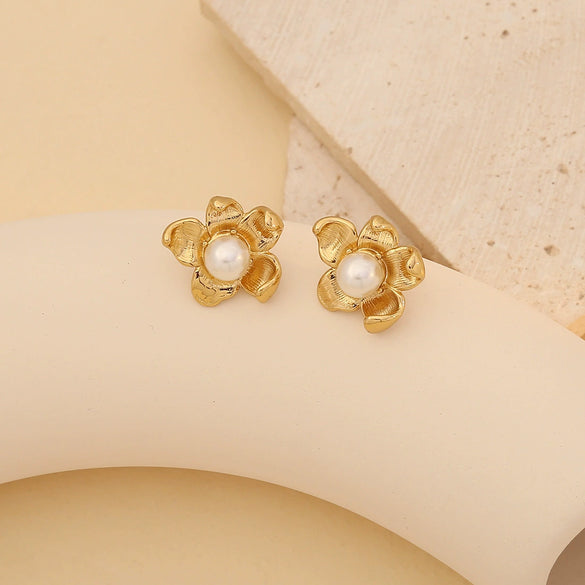 Wholesale Stainless Steel Shell Shape Inlaid Pearl Earrings With Electroplating For Women Fashion Ol Style