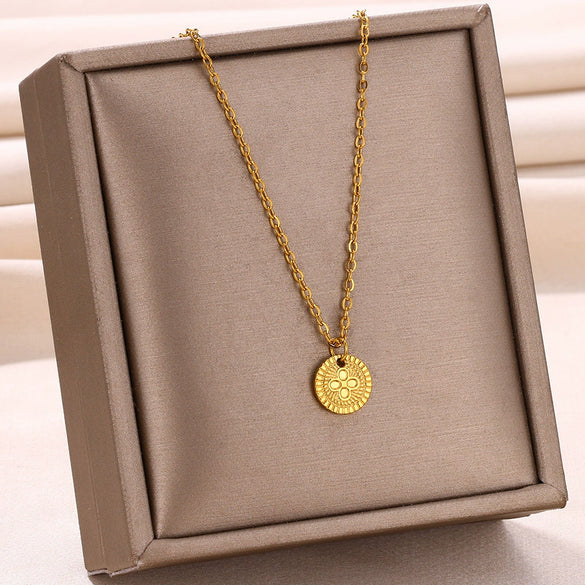 Wholesale Stainless Steel Women's Heart Shaped Geometric Pendant Necklace With 18K Plating