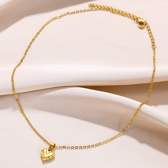 Wholesale Stainless Steel Women's Heart Shaped Geometric Pendant Necklace With 18K Plating