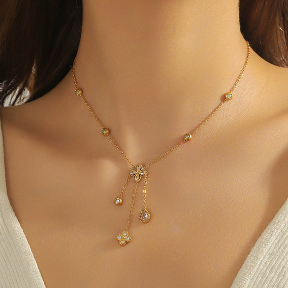 Wholesale Stainless Steel Women's Light Luxury Diamond Water Drop Fourpetal Flower Pendant Collarbone Necklace With Rhinestones And Electroplating