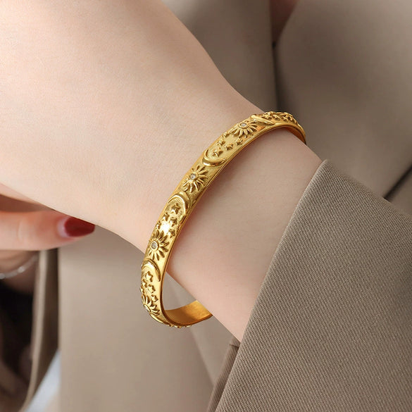 Wholesale Titanium Steel Bracelet And Earrings Set With Zircon Pendants Embossed Stereoscopic Design Electroplated French Court Style Non Fading Elegant Temperament Niche Fashion