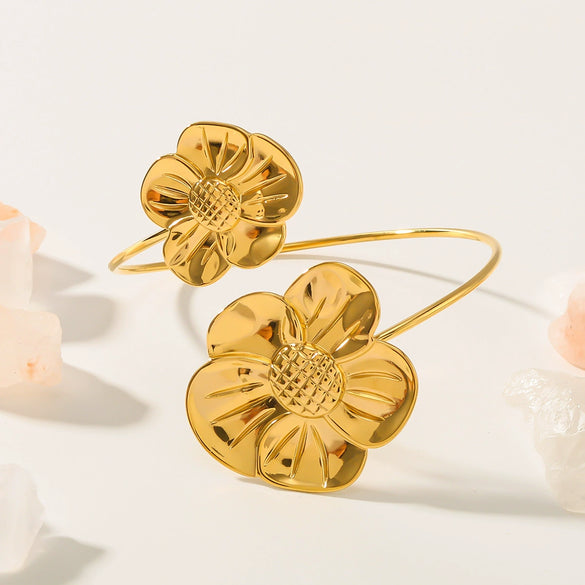 Wholesale Titanium Steel Flower Shape Open Bracelet For Women 18K Gold Plated Electroplated