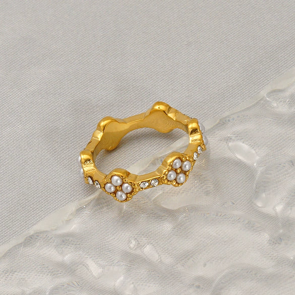 Wholesale Titanium Steel Geometric Flower Petal Fourleaf Clover Ring With 18K Gold Micro Diamond Electroplating For Women