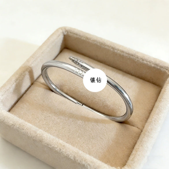 Wholesale Titanium Steel Geometric Light Luxury Style Vacuum Electroplated And Polished Clasp Bracelet