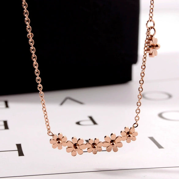 Wholesale Titanium Steel Geometric Pattern Ball Chrysanthemum Pendant Bracelet For Women Light Luxury Retro Style Electroplated Nonfading