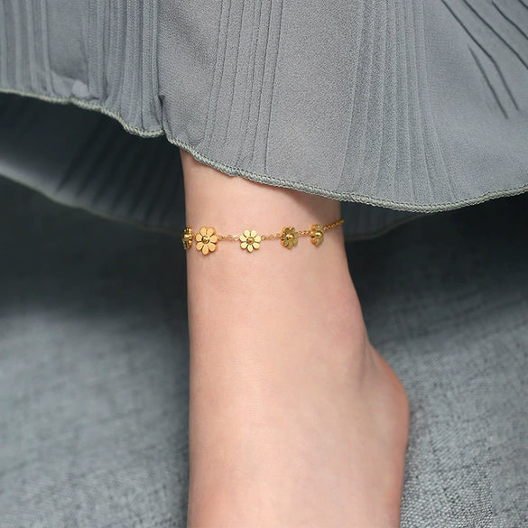Wholesale Titanium Steel Geometric Pattern Ball Chrysanthemum Pendant Bracelet For Women Light Luxury Retro Style Electroplated Nonfading