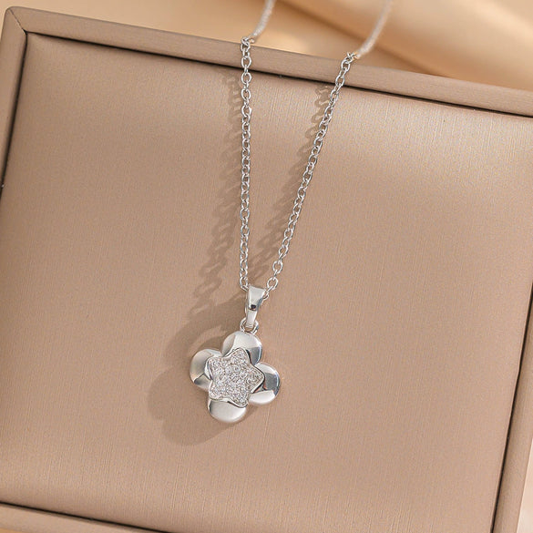 Wholesale Titanium Steel Geometric Snake Bone Chain Necklace For Women With Electroplating And Star Four Flower Pendant Simple Fashion Design