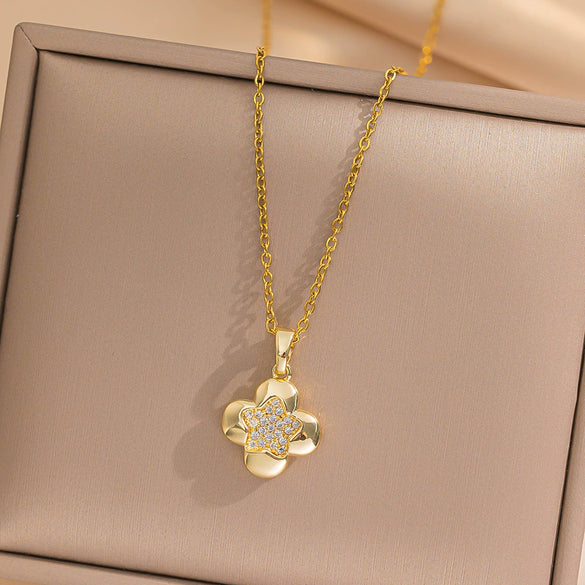 Wholesale Titanium Steel Geometric Snake Bone Chain Necklace For Women With Electroplating And Star Four Flower Pendant Simple Fashion Design