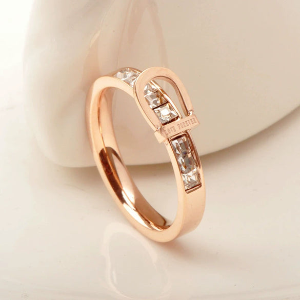 Wholesale Titanium Steel Heart Shaped Light Luxury Diamond Ring With Rose Gold Electroplating Belt Buckle Design