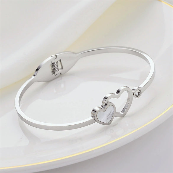Wholesale Titanium Steel Oval Love Shaped Bracelet With Inlaid Zircon And Electroplating