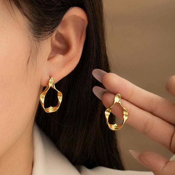 Wholesale Titanium Steel Round Wave Stud Earrings For Women Electroplated Simple Geometric Style