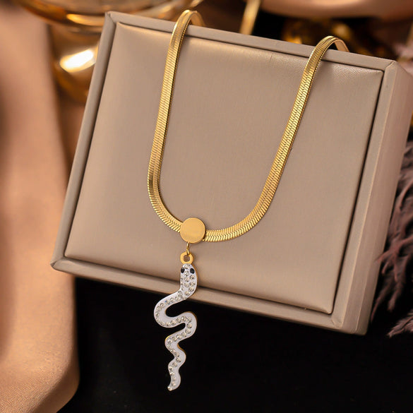 Wholesale Titanium Steel Women's Geometric Retro Necklace With Electroplating O Word Chain