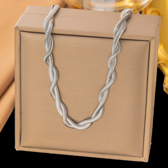Wholesale Titanium Steel Women's Geometric Retro Necklace With Electroplating O Word Chain