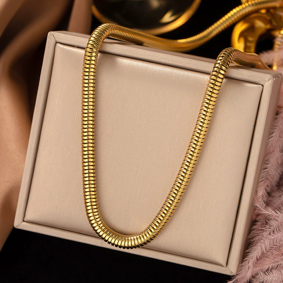 Wholesale Titanium Steel Women's Geometric Retro Necklace With Electroplating O Word Chain