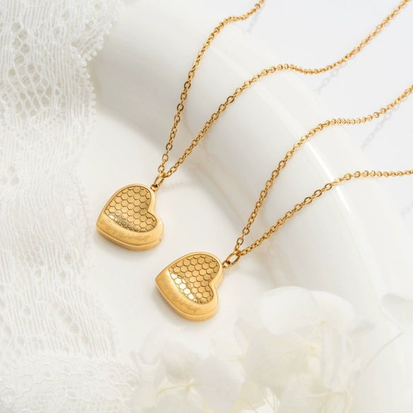 Wholesale Titanium Steel Women's Heartshaped Pendant Necklace With Geometric Pattern And Electroplating Treatment Ochain Style Simple Design