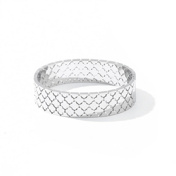 Wholesale Titanium Steel Wrist Bracelet Fourleaf Clover Pattern Electroplated Highend Jewelry