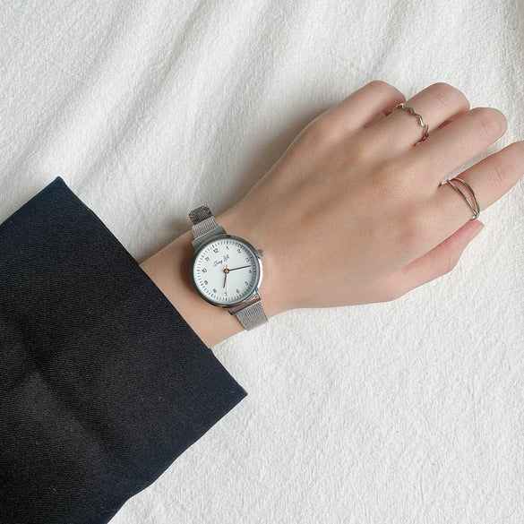 Wholesale Trendy Fashion Round Quartz Watches For Men And Women Alloy Case And Ordinary Glass Mirror Leisure Style