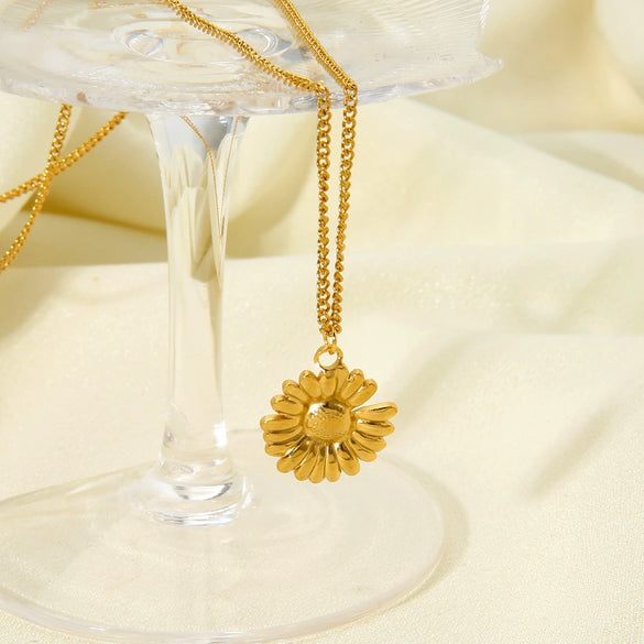 Wholesale Unisex Stainless Steel And Titanium Steel Flower Pendant Necklace With 18K Gold Plating