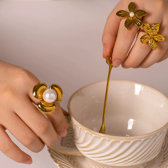 Wholesale Unisex Stainless Steel Flower Pearl Ring With Geometric Pattern And 18K Furnace Vacuum Plating