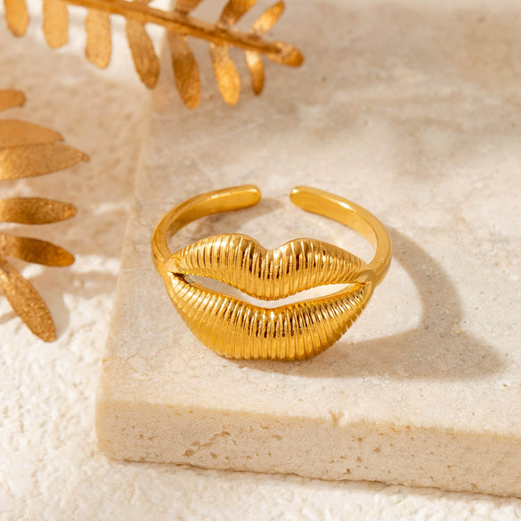 Wholesale Unisex Titanium Steel Love Lip Opening Adjustable Ring With Heart Shape Pattern And Electroplating Design