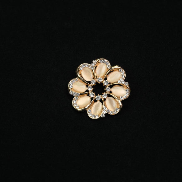 Wholesale Unisex Zinc Alloy Flower Patterned Round Cat's Eye Stone Corsage Brooch With Electroplating