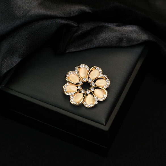 Wholesale Unisex Zinc Alloy Flower Patterned Round Cat's Eye Stone Corsage Brooch With Electroplating