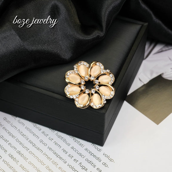 Wholesale Unisex Zinc Alloy Flower Patterned Round Cat's Eye Stone Corsage Brooch With Electroplating